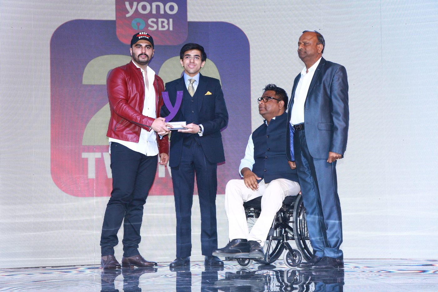 Anubhav Wadhwa receiving the Sustainability Pioneer award at the YONO SBI 20 Under 20 Awards